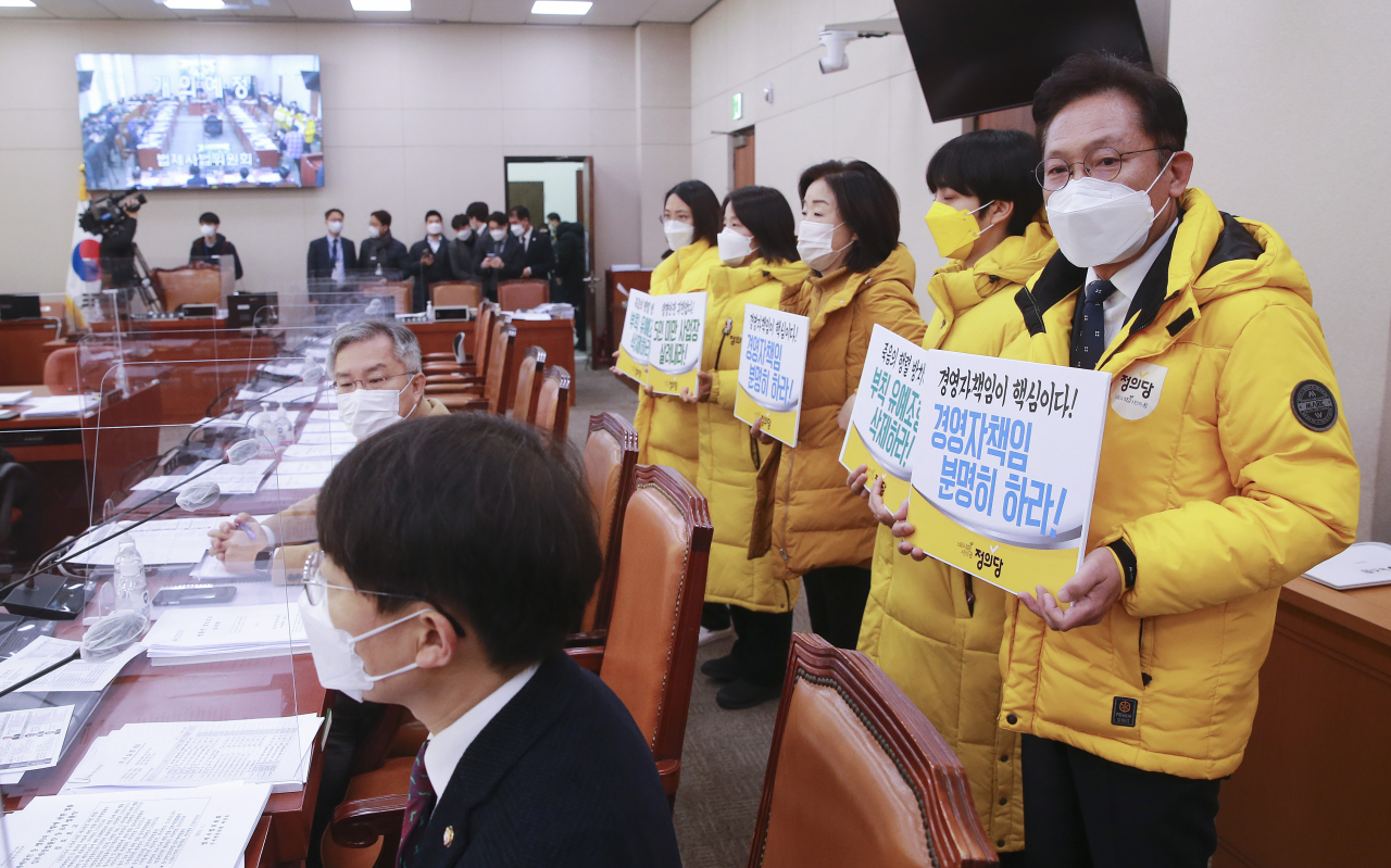 정의당 의원들이 지난 8일 서울 여의도 국회에서 열린 법제사법위원회 전체회의 시작 전 5인미만 사업장에 대한 중대재해기업처벌법 적용 등을 촉구하고 있다. [연합]