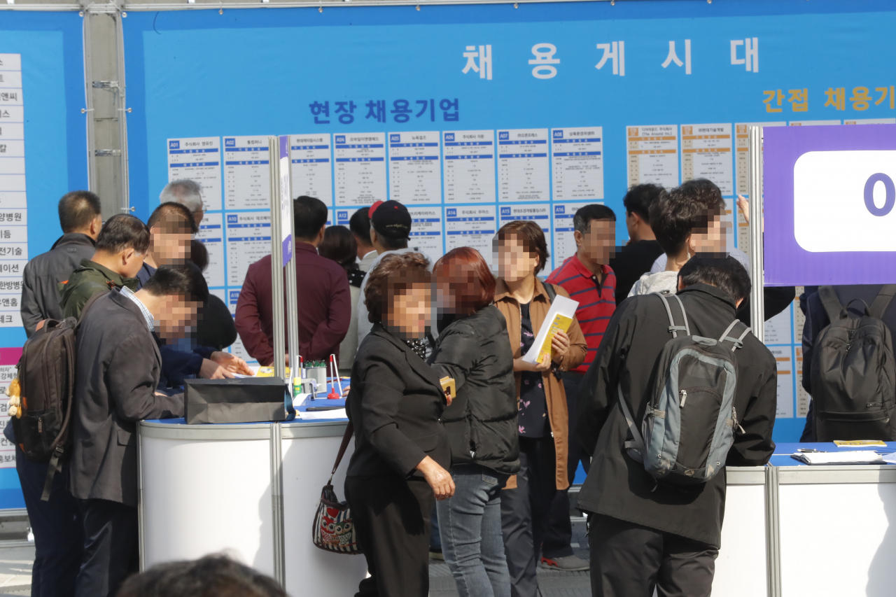 지난해 열린 송파구 일자리 박람회에서 일자리를 알아보는 중장년 구직자들의 모습. [송파구 제공]