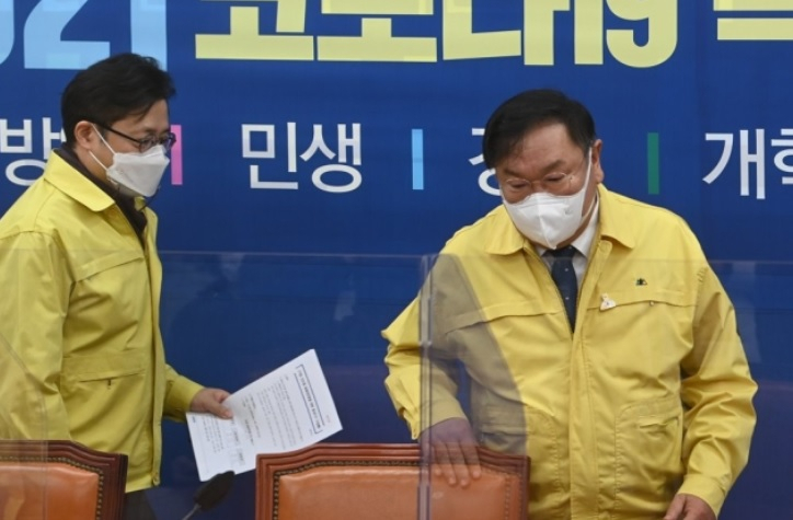 더불어민주당 김태년 원내대표와 홍익표 정책위의장이 12일 국회에서 열린 원내대책회의에 참석하고 있다. [연합]
