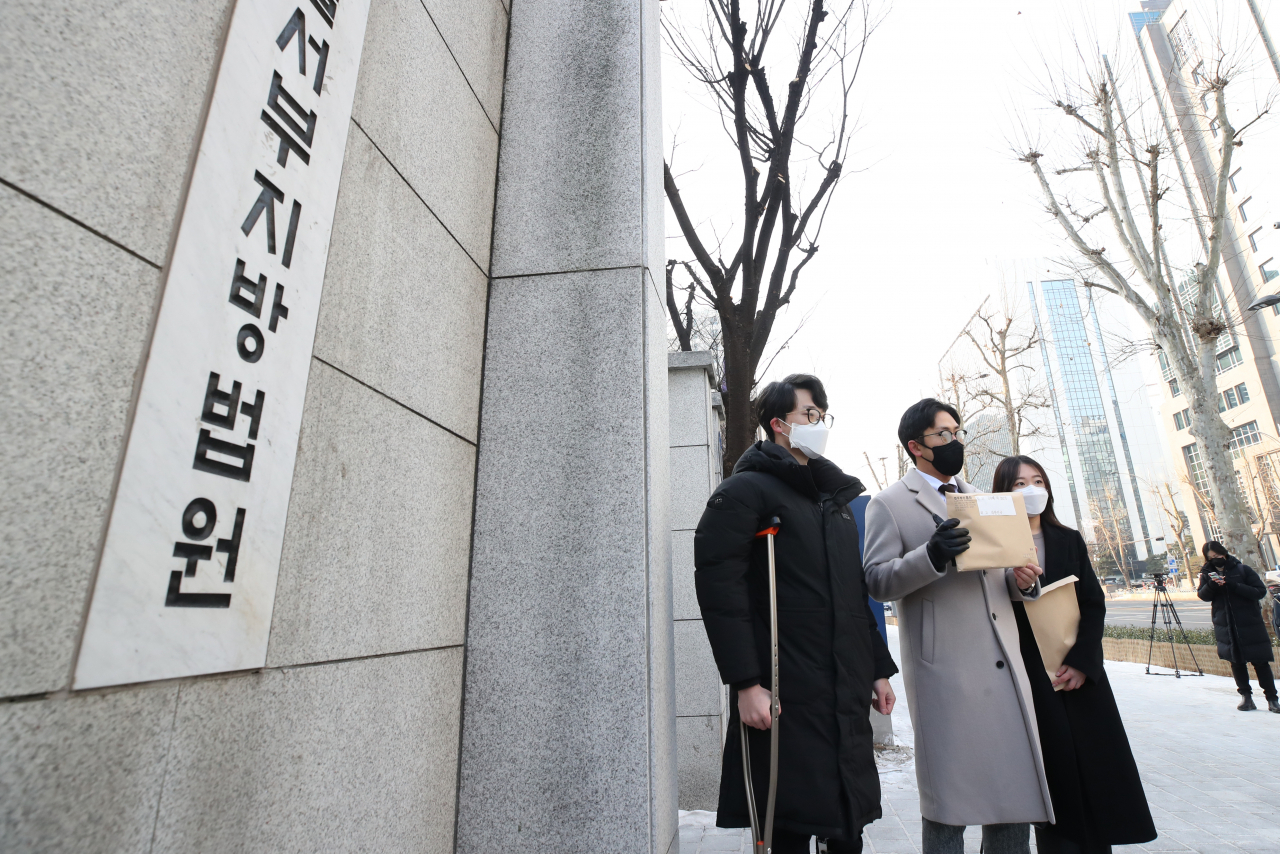 지난 12일 오전 서울 마포구 서울서부지법앞에서 열린 ‘필라테스·피트니스사업자연맹 정부 상대 집단 소송 기자회견’에서 박주형(왼쪽) 필라테스·피트니스사업자연맹 대표가 소송 대리인들과 기자회견을 하고 있다. [연합]