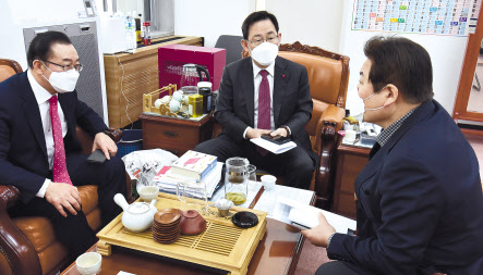 주호영(가운데) 국민의힘 원내대표가 12일 서울 여의도 국회에서 열린 화상 원내대책회의에앞서 이종배 정책위의장(왼쪽), 정양석 사무총장과 대화하고 있다. 주 원내대표는 문재인 대통령을 향해 “비겁한 침묵, 비겁한 외면을 그만뒀으면 한다”고 직격탄을 쐈다. 이상섭 기자