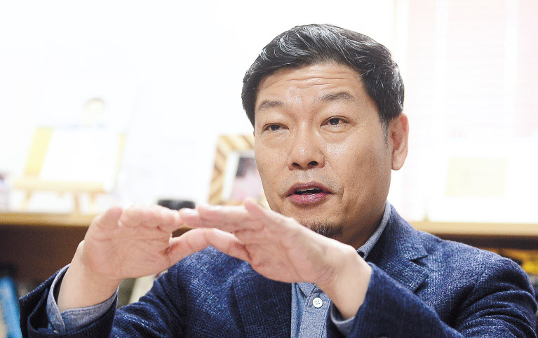 이정동 교수는 ▷서울대 기술경영경제정책전공 교수 ▷한국과학기술한림원 정회원 ▷한국공학한림원 정회원 ▷옥스포드 저널 ‘Science and Public Policy’ 에디터 ▷대통령비서실 경제과학특별보좌관