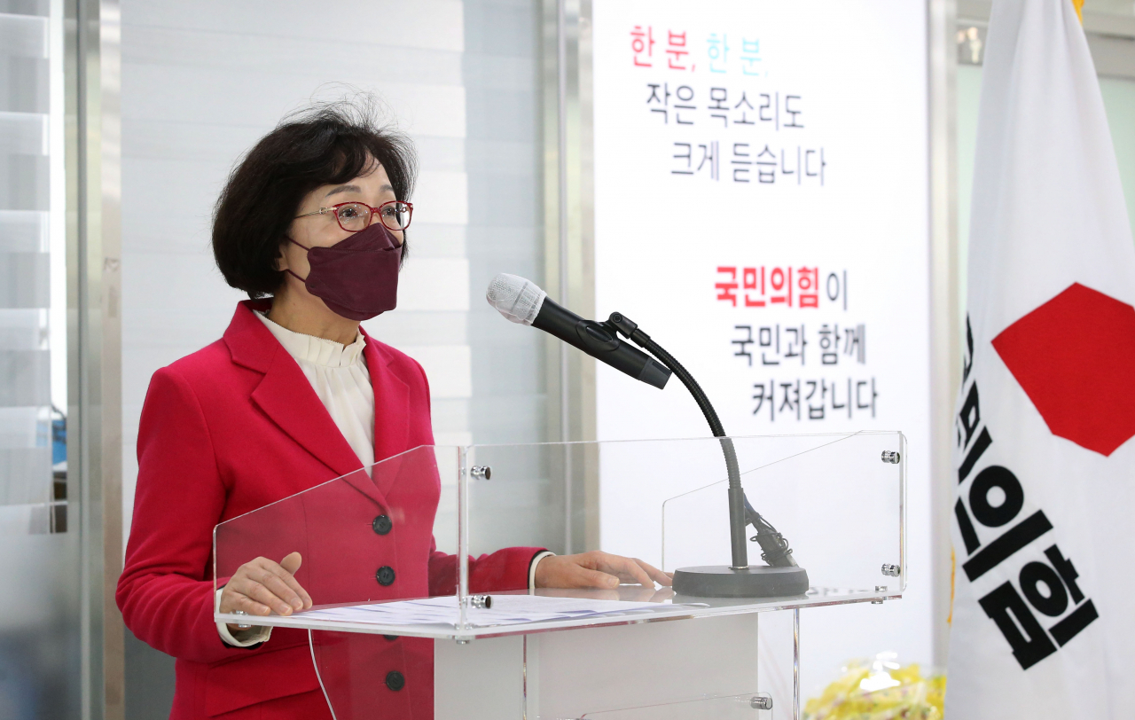 서울시장 보궐선거 출마를 선언한 박춘희 전 송파구청장이 12일 오전 서울 여의도 국민의힘 중앙당사에서 기자회견을 갖고 있다. [연합]