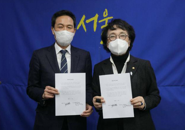 4·7 서울시장 재보궐 선거 출마를 선언한 김진애 열린민주당 의원과 우상호 더불어민주당 의원이 지난 12일 국회 의원회관 김 의원 사무실에서 만나 각당 최종 후보가 될 경우 단일화 추진에 합의하고 있다. [연합]