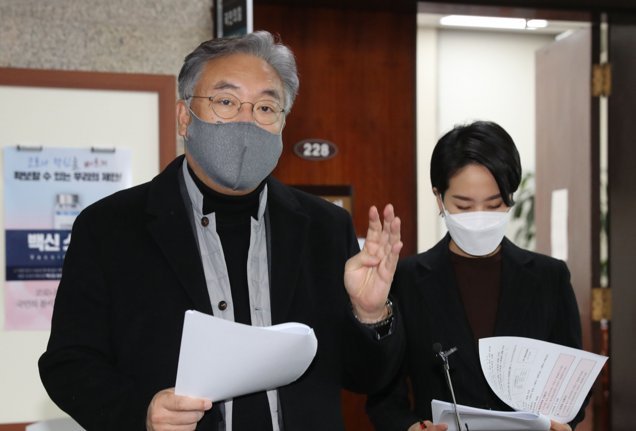 정진석 국민의힘 공천관리위원장이 12일 서울 여의도 국회에서 4·7재보궐선거 공천관리위원회 회의 내용을 브리핑하고 있다. [연합]