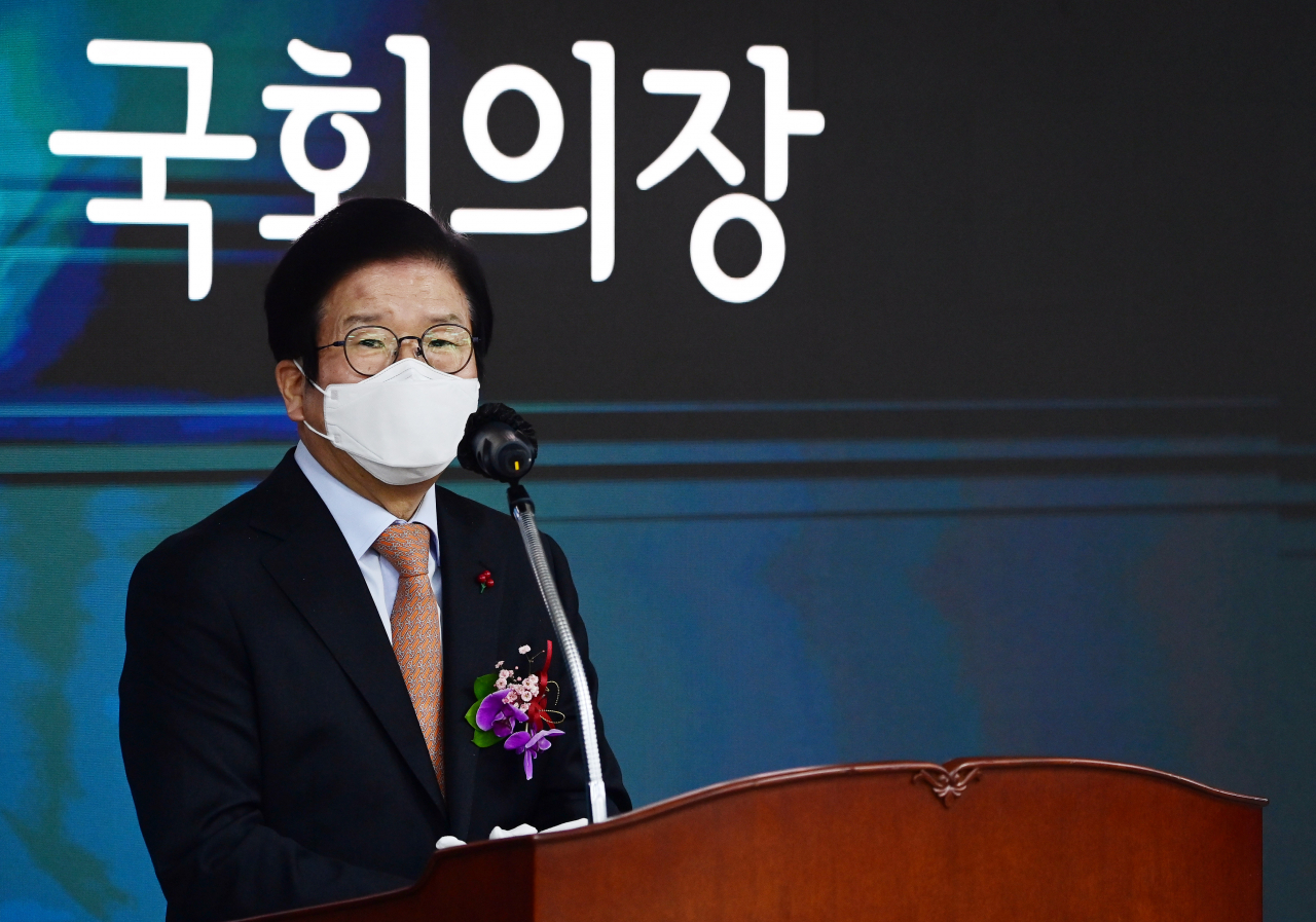 박병석 국회의장이 12일 서울 여의도 국회 본관 1층 후면 국회 준공기 앞에서 열린 이음마당(본관 후면 LED 전광판) 제막식에서 축사하고 있다. [연합]