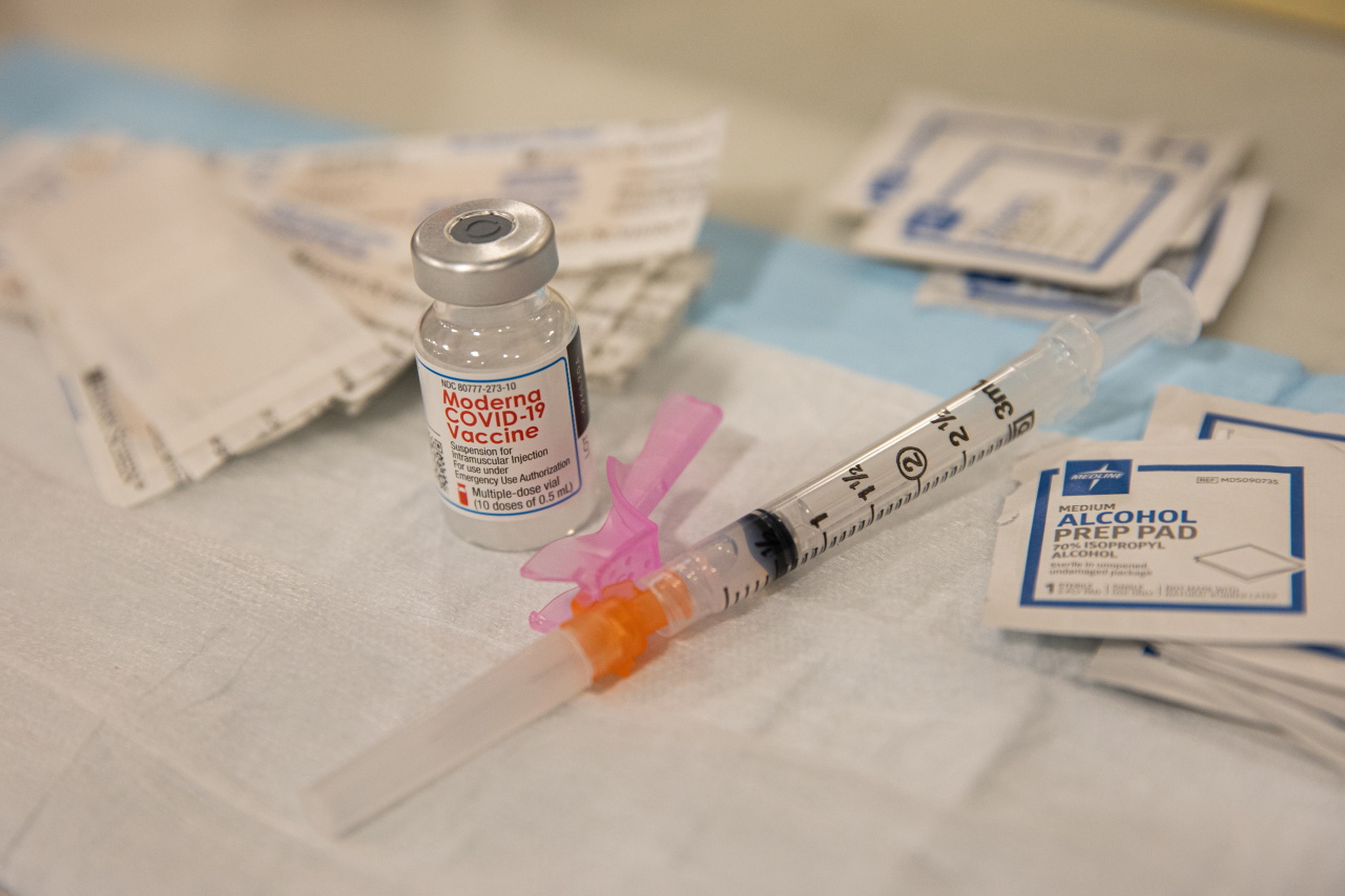 A vial of the Moderna Covid-19 vaccine at Queens Police Academy in the Queens borough of New York, U.S., January 11, 2021. (Yonhap-Reuters)