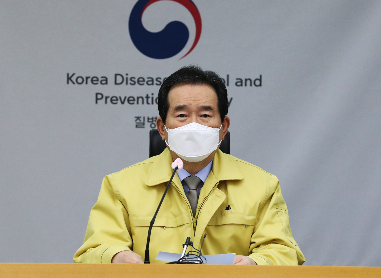정세균 국무총리가 12일 오후 코로나19 예방접종 준비상황을 점검하기 위해 청주시 흥덕구 국립의과학지식센터에 마련된 코로나19 예방접종 대응 추진단을 방문해 발언하고 있다. ［연합］