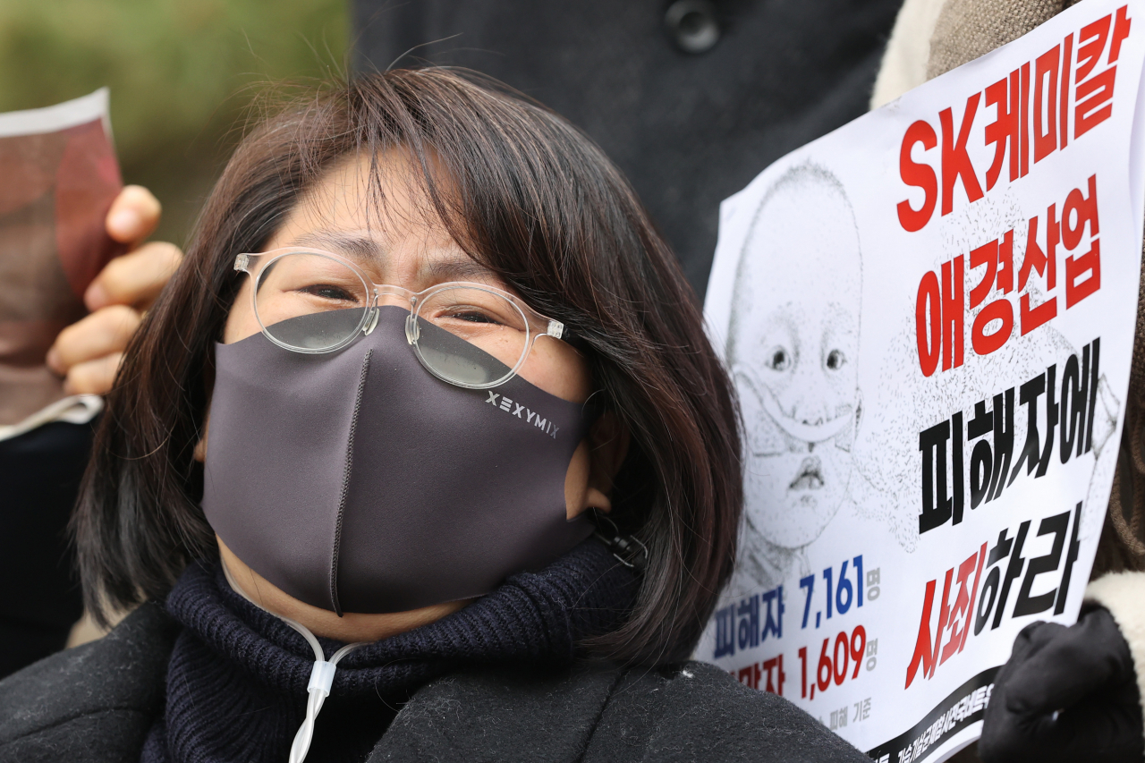 가습기 살균제 사태에 연루돼 재판에 넘겨진 SK케미칼과 애경산업 전직 임원들이 1심에서 무죄를 선고를 받은 지난 1월 12일 오후 서울 서초구 서울중앙지법 앞에서 가습기 살균제 피해자 조순미 씨가 해당 선고 결과를 부정하며 눈물로 호소하고 있다. [연합]