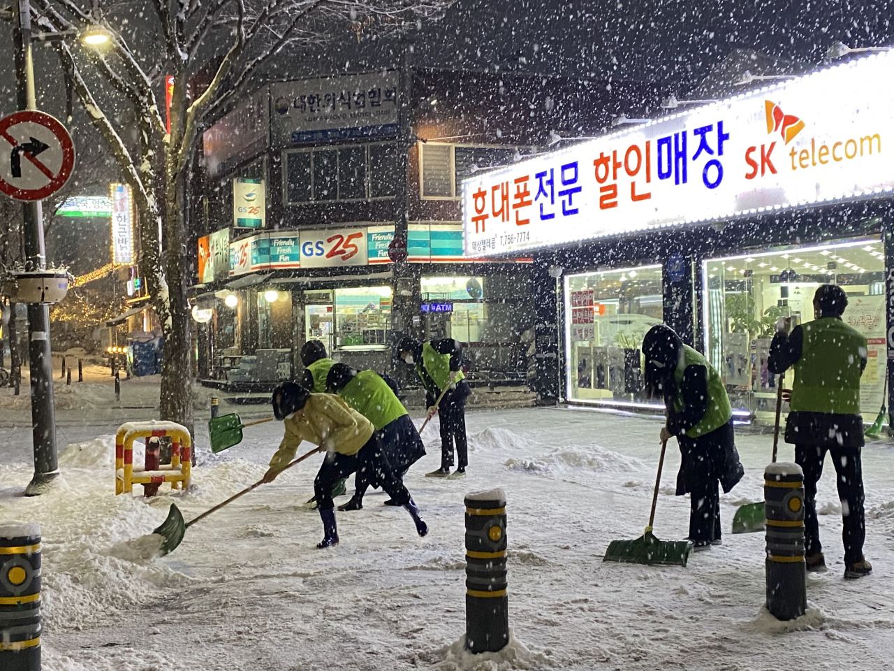 은수미 시장이 직접 제설작업을 하고있다.[왼쪽 첫번째)