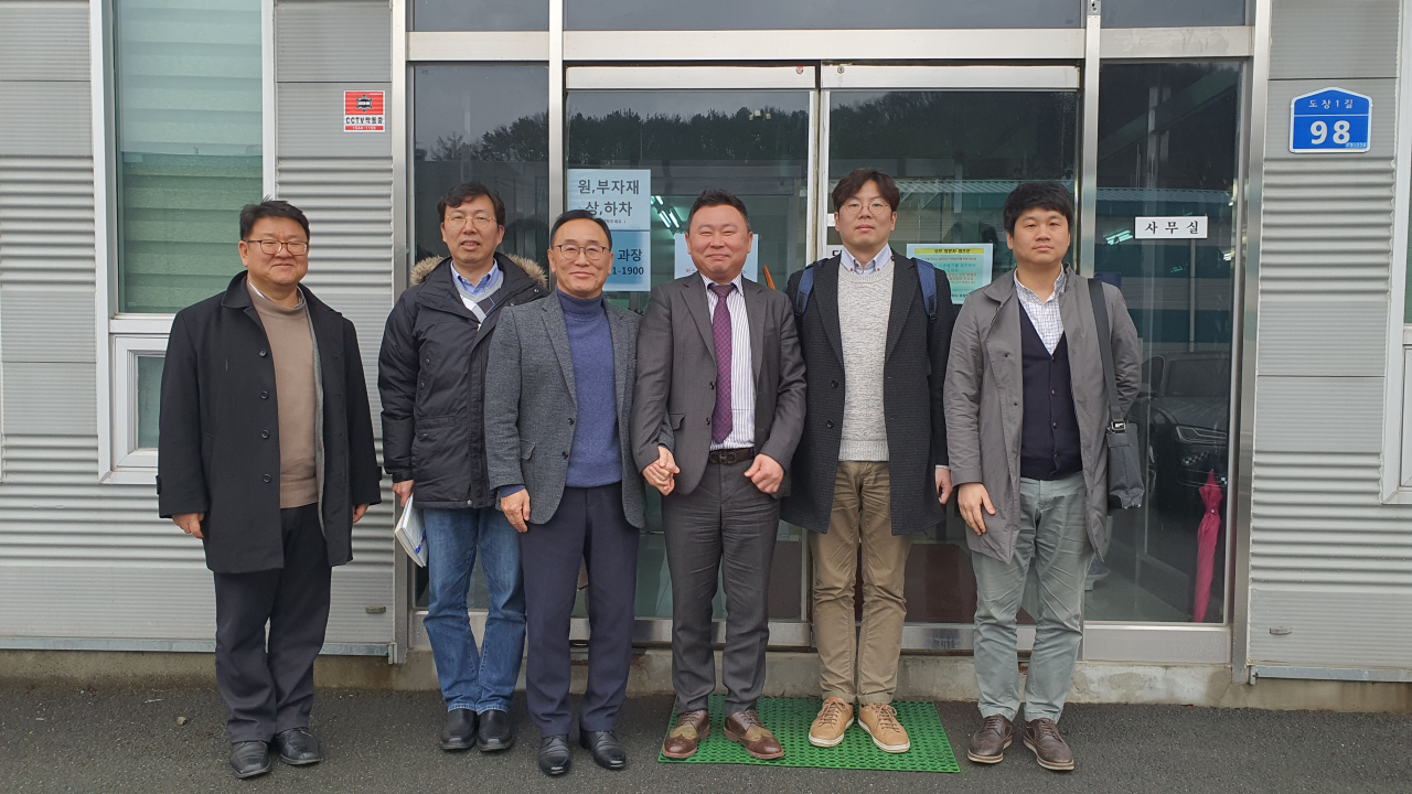 지난해 롯데케미칼의 투자 전 실사에서 참석자들이 기념촬영을 하고 있다. 왼쪽부터 최창휴 롯데케미컬연구소 부문장, 이응기 케미코 이사, 류재영 유상팩 대표, 김효식 케미코 대표, 배재한 롯데엑셀러레이터 책임심사역, 김재민 롯데케미칼 PO AD팀 책임. [케미코 제공]
