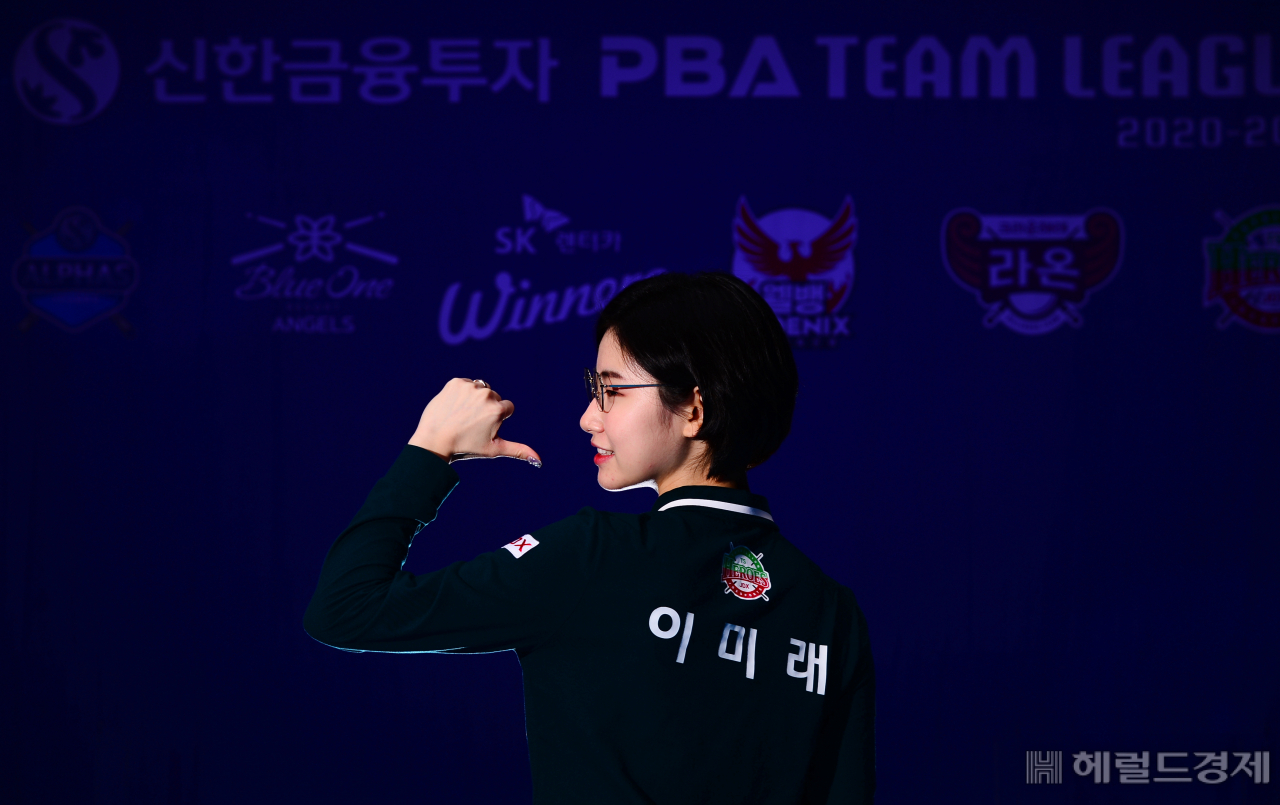 이미래가 유니폼 등면에 박힌 자신의 이름을 가리키고 있다. 박해묵 기자/mook@heraldcorp.com