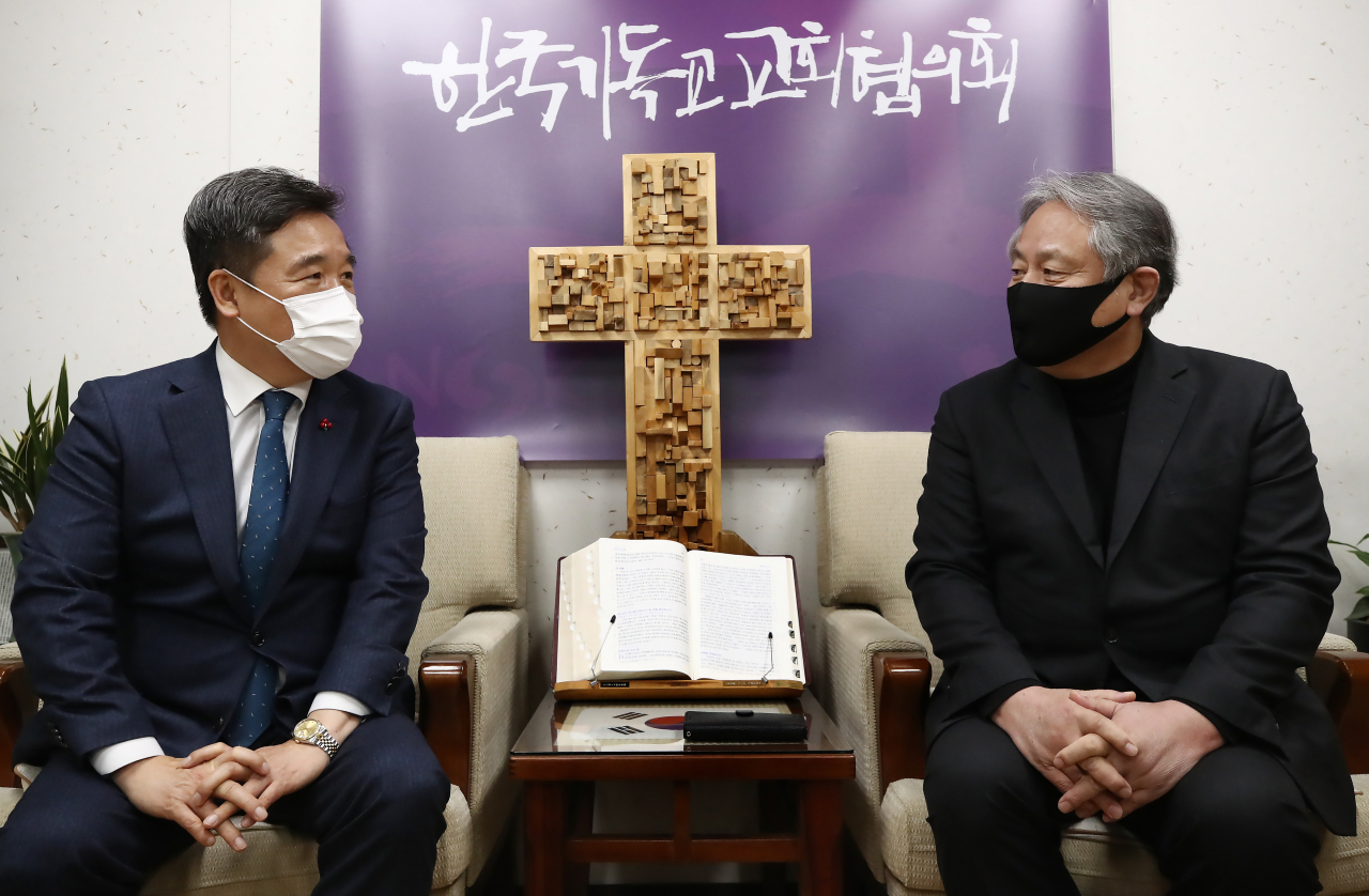 서정협 서울시장 권한대행(왼쪽)이 12일 오후 서울 종로구 한국기독교교회협의회를 방문해 이홍정 한국기독교교회협의회 총무와 면담하고 있다. 연합뉴스