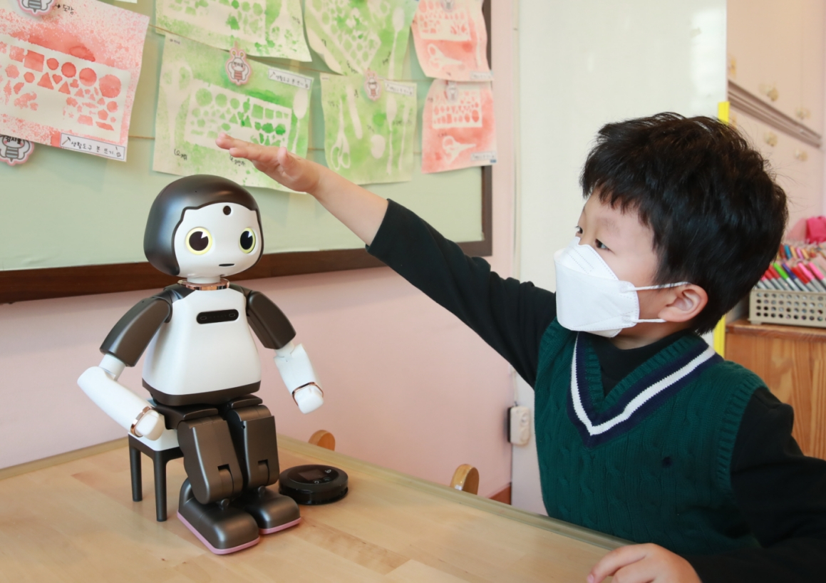 교육로봇 리쿠와 대화하는 어린이. [관악구 제공]