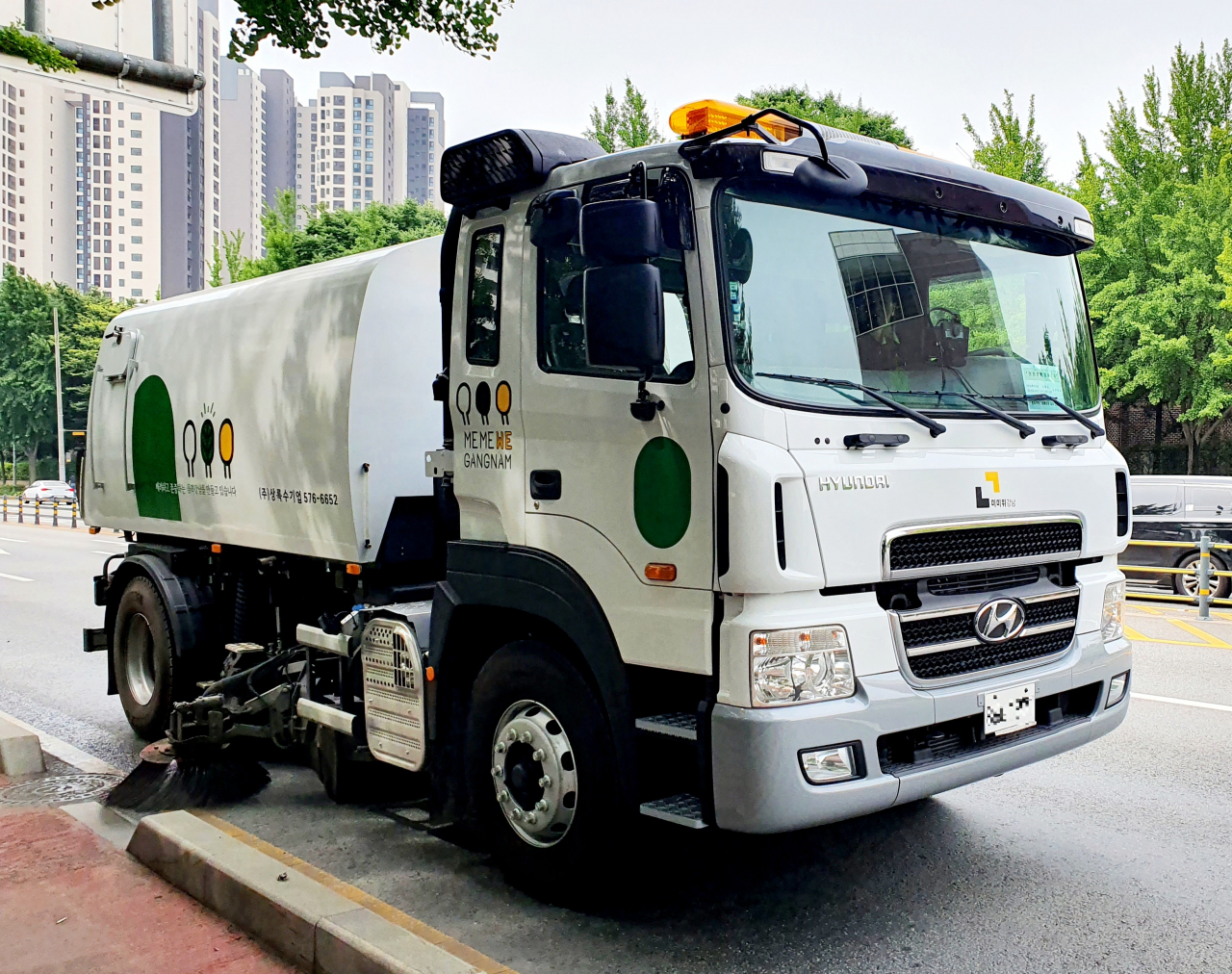 노면청소차. [강남구 제공]