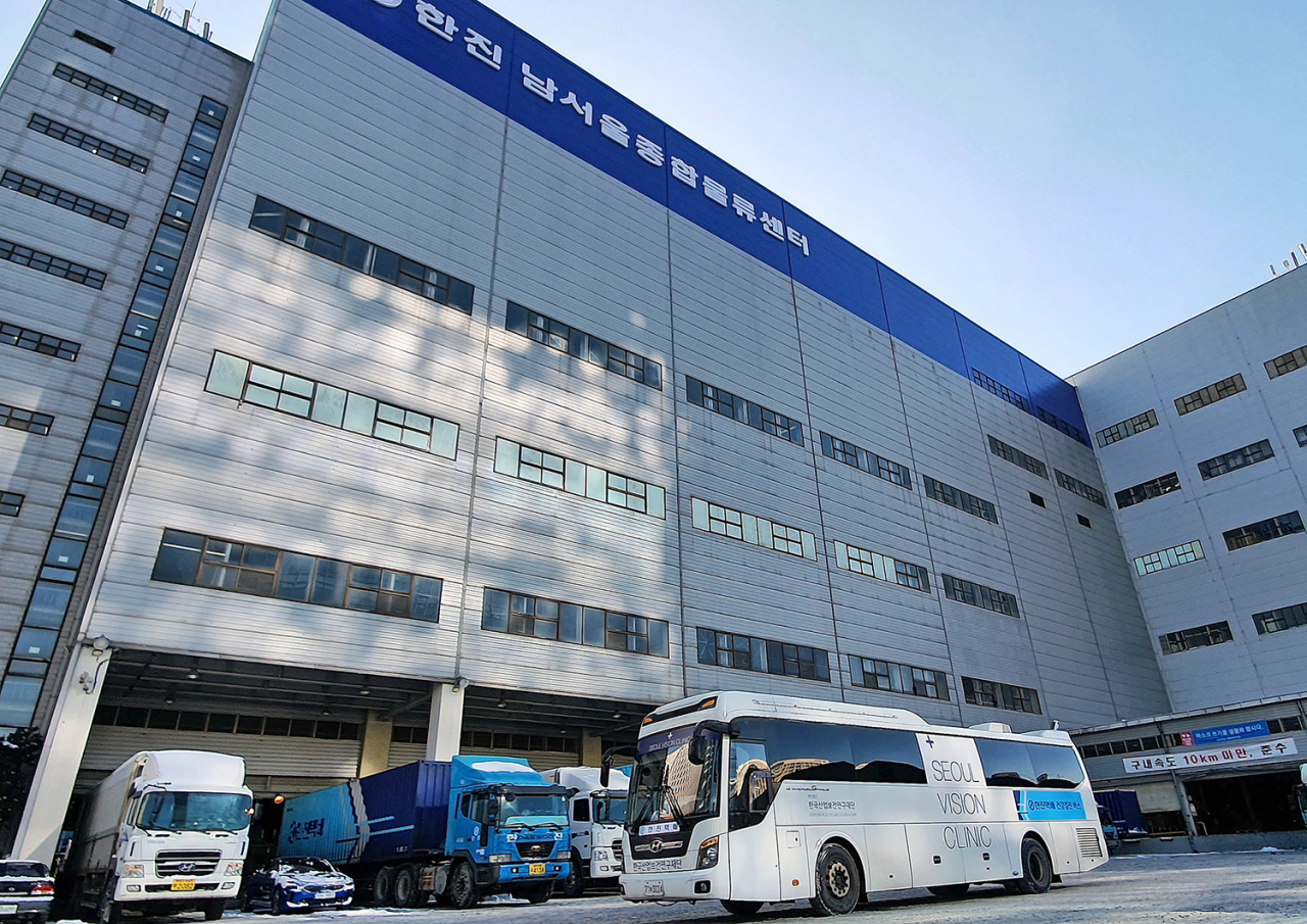 한진이 택배기사 등 1만여 명을 대상으로 출장 건강검진을 진행하고 있다. 사진은 물류센터를 방문한 건강검진 버스 모습. [한진 제공]