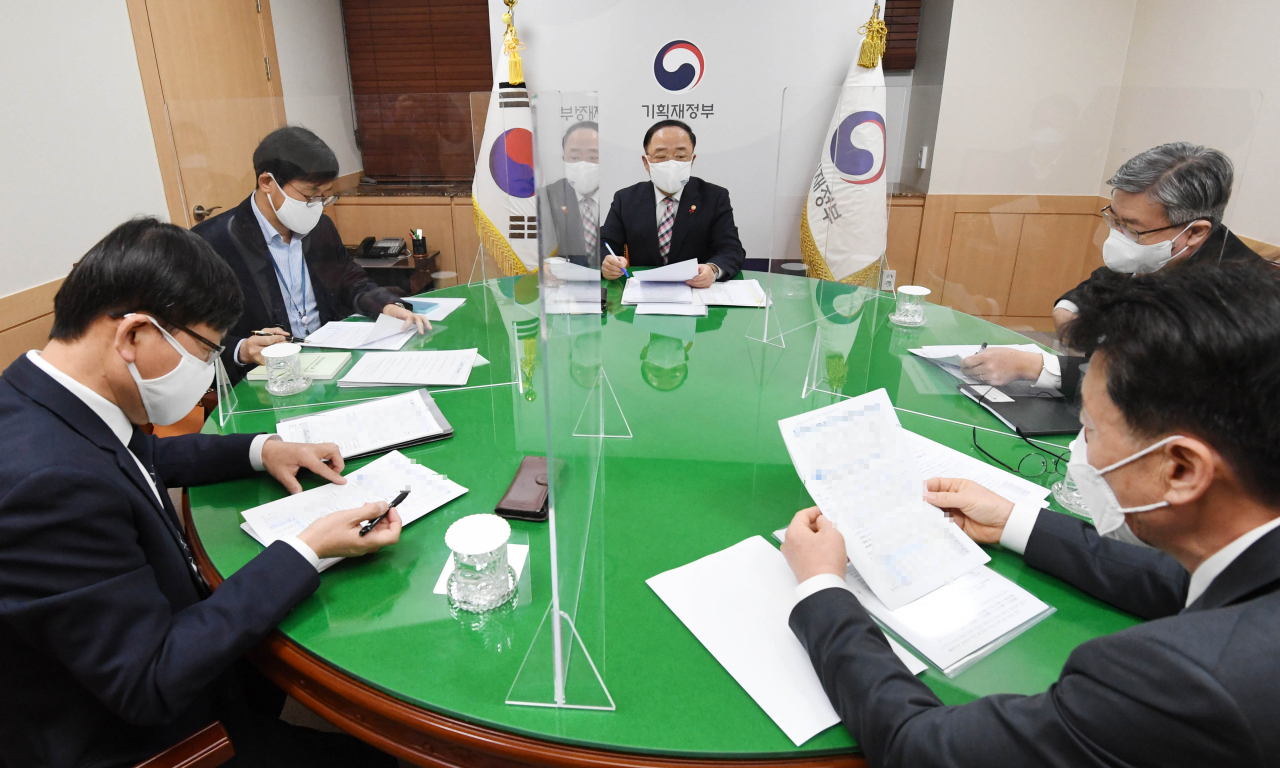홍남기(가운데) 부총리 겸 기획재정부 장관이 13일 정부서울청사에서 '2020년 12월 및 연간 고용동향'을 주요 내용으로 열린 관계장관회의(녹실회의)에서 고용시장상황을 점검하고 대응방향을 논의하고 있다. [기획재정부 제공]