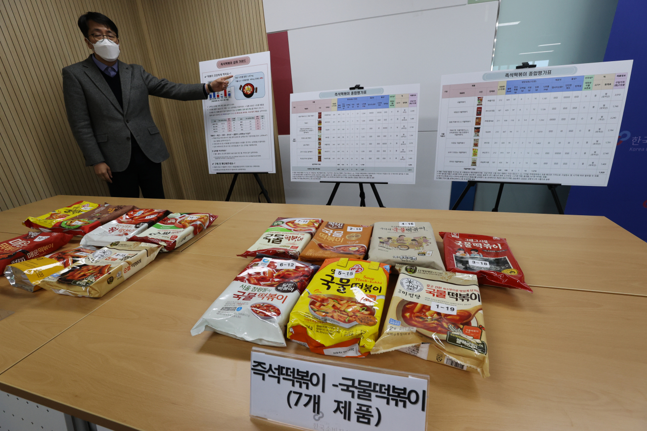 지난달 10일 오전 서울 송파구 한국소비자원 서울지원에서 홍준배 시험검사국 식품미생물팀장이 즉석 떡볶이 상품 14개의 영양성분 함량과 안전성 등을 조사한 결과를 발표하고 있다. 1인분 기준 이들 제품의 평균 나트륨 함량은 1207㎎으로, 1일 기준치(2000㎎)의 60% 수준이었다. [연합]