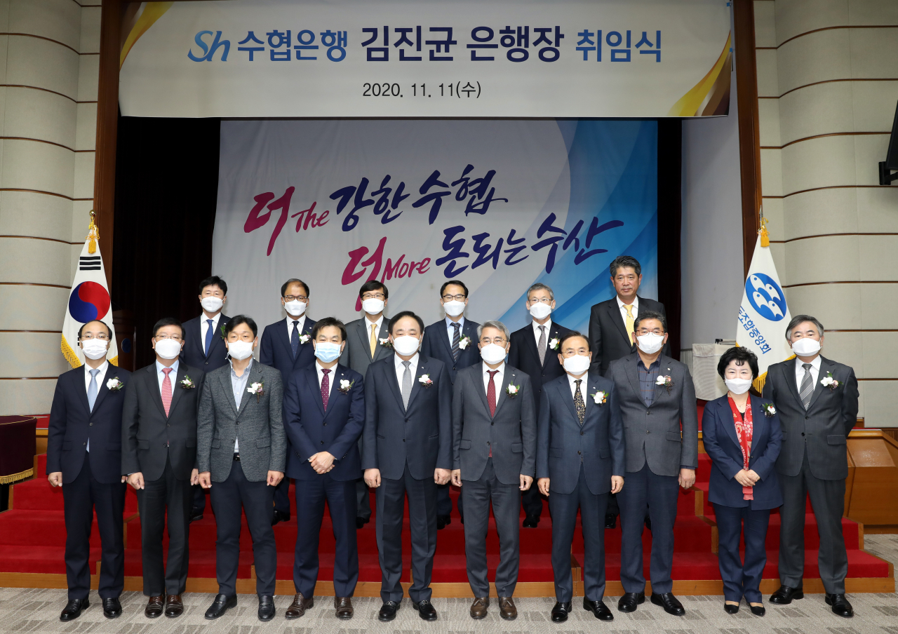 Sh수협은행(은행장 김진균)은 수협 회원조합과의 동반성장을 위해 ‘수협은행-상호금융 상생발전협의회’를 신설‧운영한다고 밝혔다. 사진은 지난해 11월 김진균 은행장(앞줄 왼쪽 네번째) 취임식에 참석한 임준택 수협중앙회장(앞줄 왼쪽 다섯 번째)과 주요임원들이 함께 기념촬영을 하는 모습[Sh수협은행 제공]
