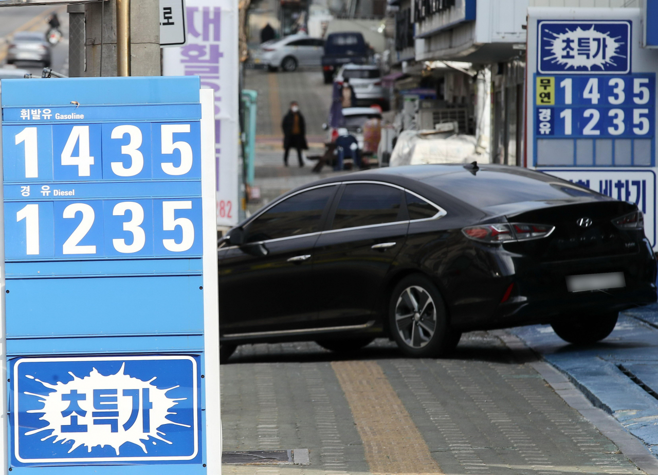 지난 3일 서울 시내 한 주유소 앞에 휘발유 가격이 게시돼 있다.[연합]