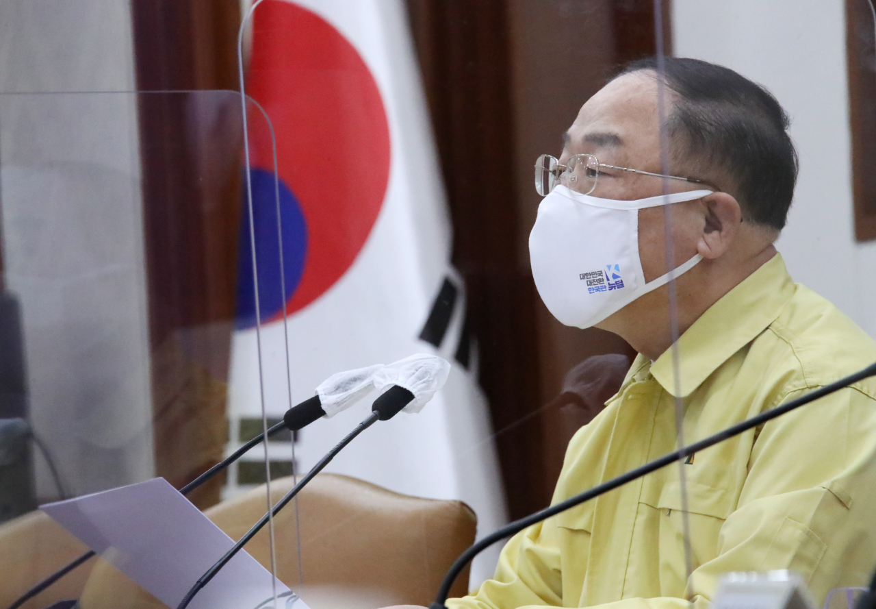 홍남기 경제부총리 겸 기획재정부 장관이 13일 정부서울청사에서 제26차 비상경제 중앙대책본부 회의 겸 제9차 한국판 뉴딜 관계장관회의를 주재하고 있다. 홍 부총리는 이날 “2022년까지 투자·융자·보증 등을 연계한 복합금융을 3조원 확충, 지원하는 기술기반 벤처‧스타트업 복합금융 지원방안을 논의한다”며 “이를 통해 약 3000개 벤처‧스타트업에 자금을 집중공급하고, 약 2만개의 일자리 창출효과가 기대된다”고 말했다. [연합]