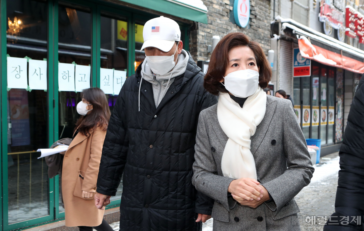 나경원 국민의힘 전 의원이 13일 오전 서울 용산구 이태원동 먹자골목 일대에서 서울시장 재도전에 나섰다. 신종 코로나바이러스 감염증(코로나19) 사태로 인한 소상공인 생계 문제와 서울의 경기침체 해결 의지를 강조하고자 이태원 먹자골목을 출마 장소로 택했다. 나 후보가 출마 선언에 앞서 상인들과 이야기하고 있다. [국회사진기자단]