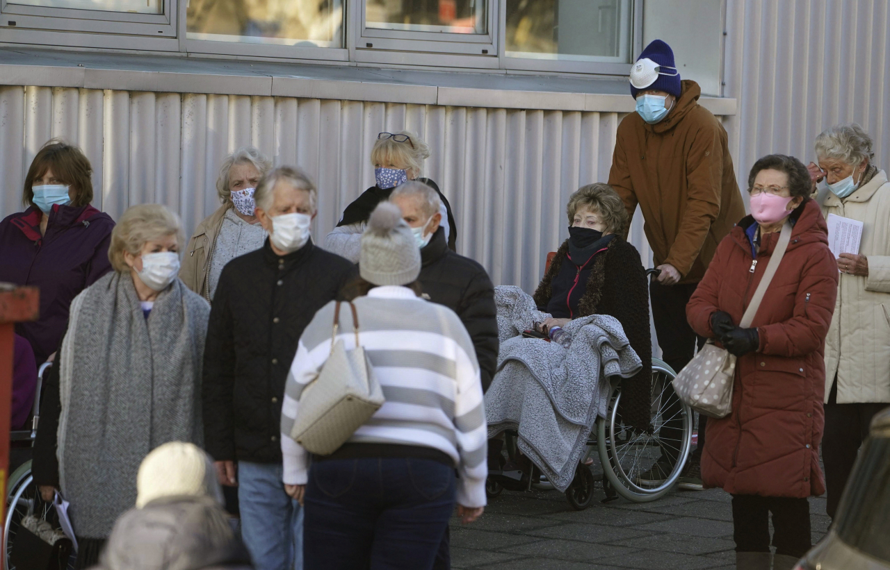 영국 뉴캐슬에서 사람들이 국민보건서비스(NHS)가 주관하는 코로나19 백신 접종을 맞기 위해 접종 장소에 도착하고 있다.[AP]