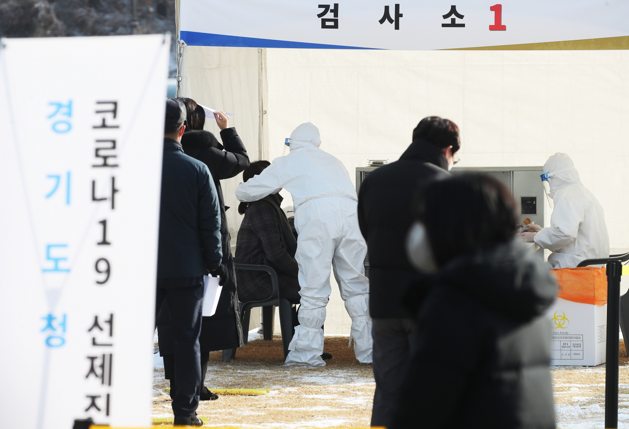 13일 오전 경기도 수원시 경기도청에서 직원들이 신종 코로나바이러스 감염증(코로나19) 검사를 받고 있다. 경기도는 코로나19 무증상 감염자로 인한 지역감염을 막기 위해 도청과 공공기관 전 직원 1만2천여명을 대상으로 13~19일 선제적으로 전수검사를 한다. 연합뉴스