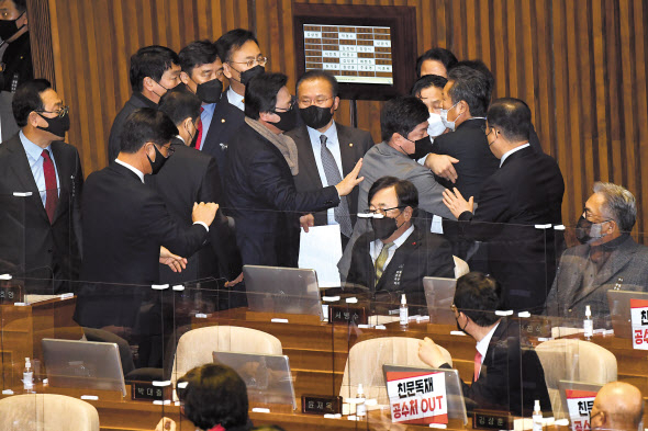 여야 의원들이 지난달 10일 서울 여의도 국회 본회의장에서 공수처법 통과와 관련해 언쟁과 몸싸움을 벌이고 있다 . [연합]