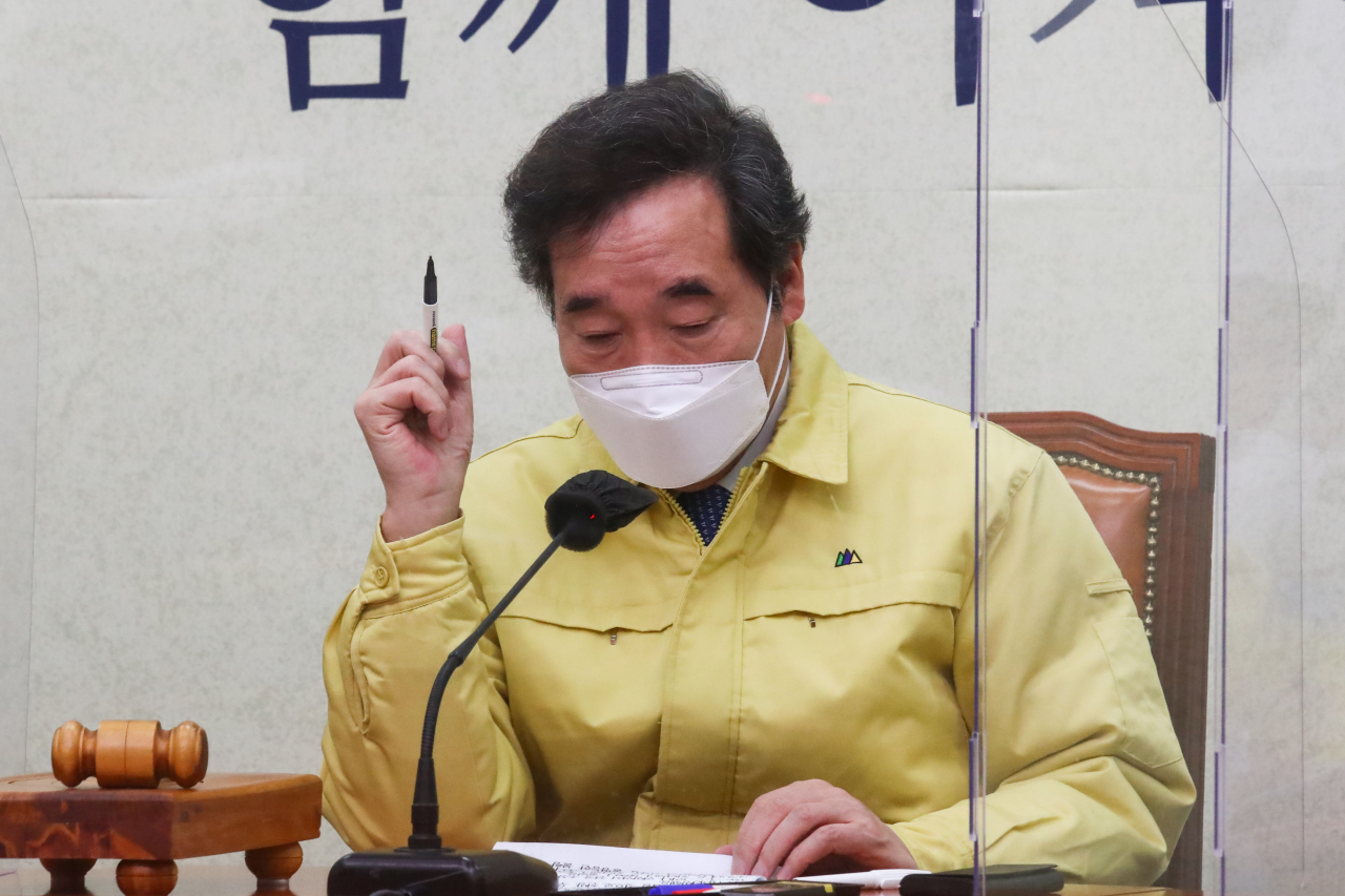 이낙연 더불어민주당 대표가 13일 국회에서 열린 최고위원회의에서 자료를 살피고 있다. [연합]