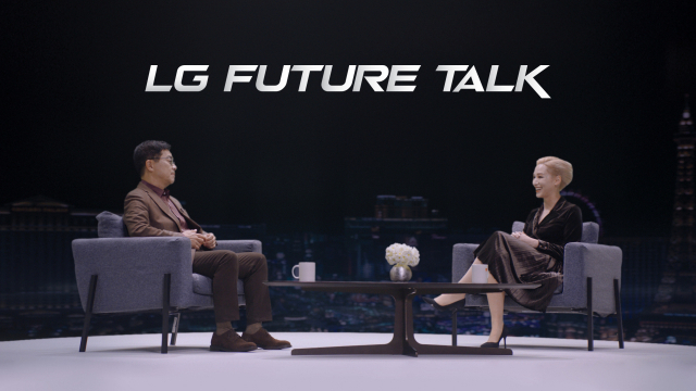 박일평(왼쪽) LG전자 사장이 12일(미국 현지시간) CES 2021에서 ‘함께 만드는 혁신’이란 주제로 사회자 에이미 알리야와 대화를 나누고 있다. [LG전자 제공]
