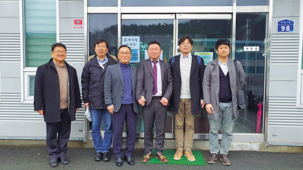 지난해 롯데케미칼의 투자 전 실사에서 참석자들이 기념촬영을 하고 있다. 왼쪽부터 최창휴 롯데케미컬연구소 부문장, 이응기 케미코 이사, 류재영 유상팩 대표, 김효식 케미코 대표, 배재한 롯데엑셀러레이터 책임심사역, 고성록 롯데케미컬연구소 PM개발팀 수석. [케미코 제공]