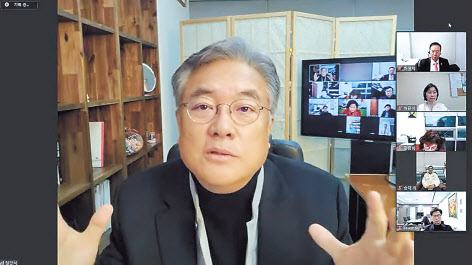 정진석 국민의힘 공천관리위원장이 12일 서울 여의도 국회에서 4·7재보궐선거 공천관리위원회 회의 내용을 브리핑하고 있다. [연합]
