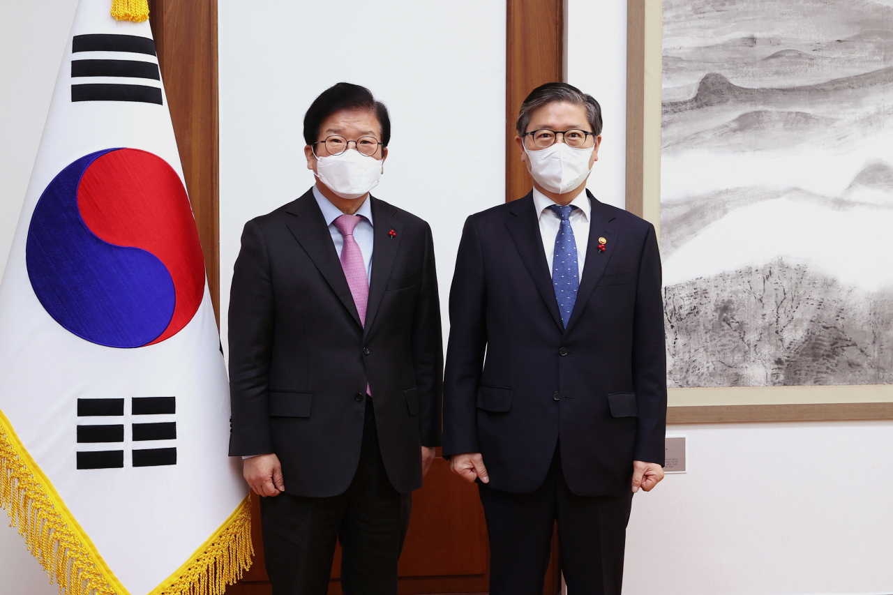 박병석 국회의장(왼쪽)과 변창흠 국토교통부 장관