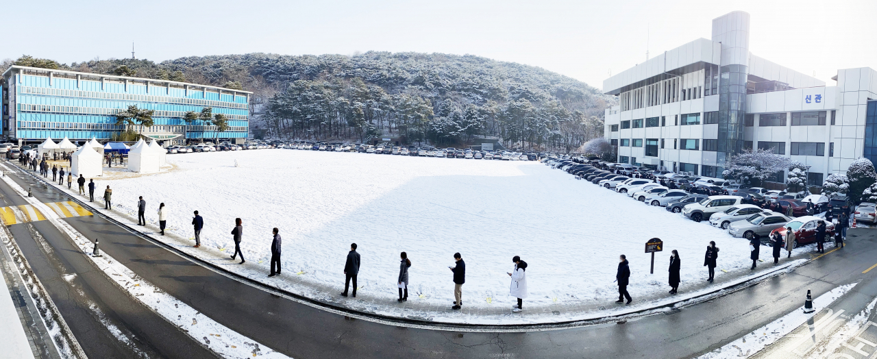 13일 오전 경기도 수원시 경기도청에서 직원들이 '코로나19' 검사를 받고 있다. 경기도는 코로나19 무증상 감염자로 인한 지역감염을 막기 위해 도청과 공공기관 전 직원 1만2000여명을 대상으로 13~19일 선제적으로 전수검사를 한다. [연합]