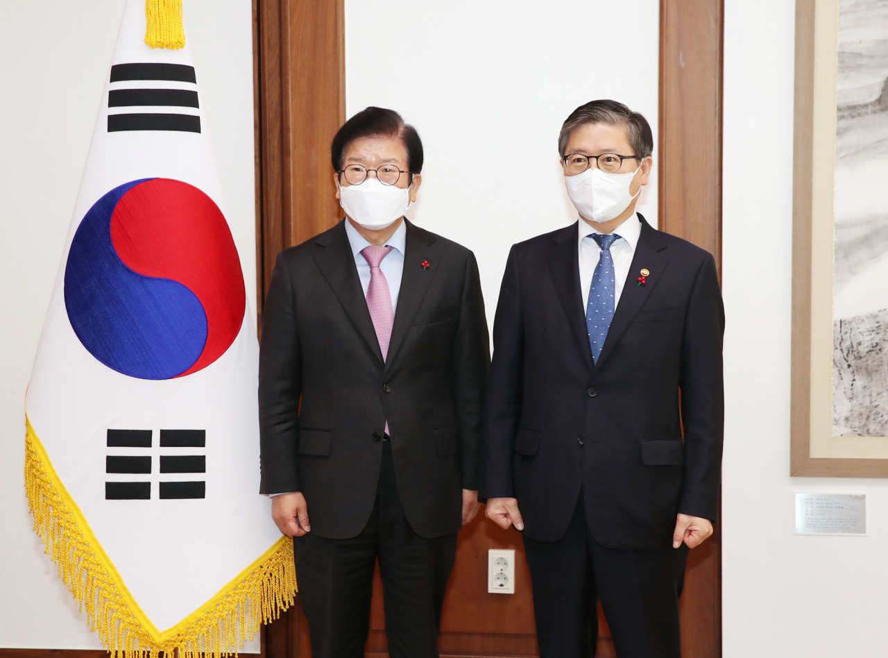 박병석 국회의장(왼쪽)이 13일 오전 서울 여의도 국회 의장집무실에서 예방한 변창흠 국토교통부 장관과 기념촬영을 하고 있다. [연합]