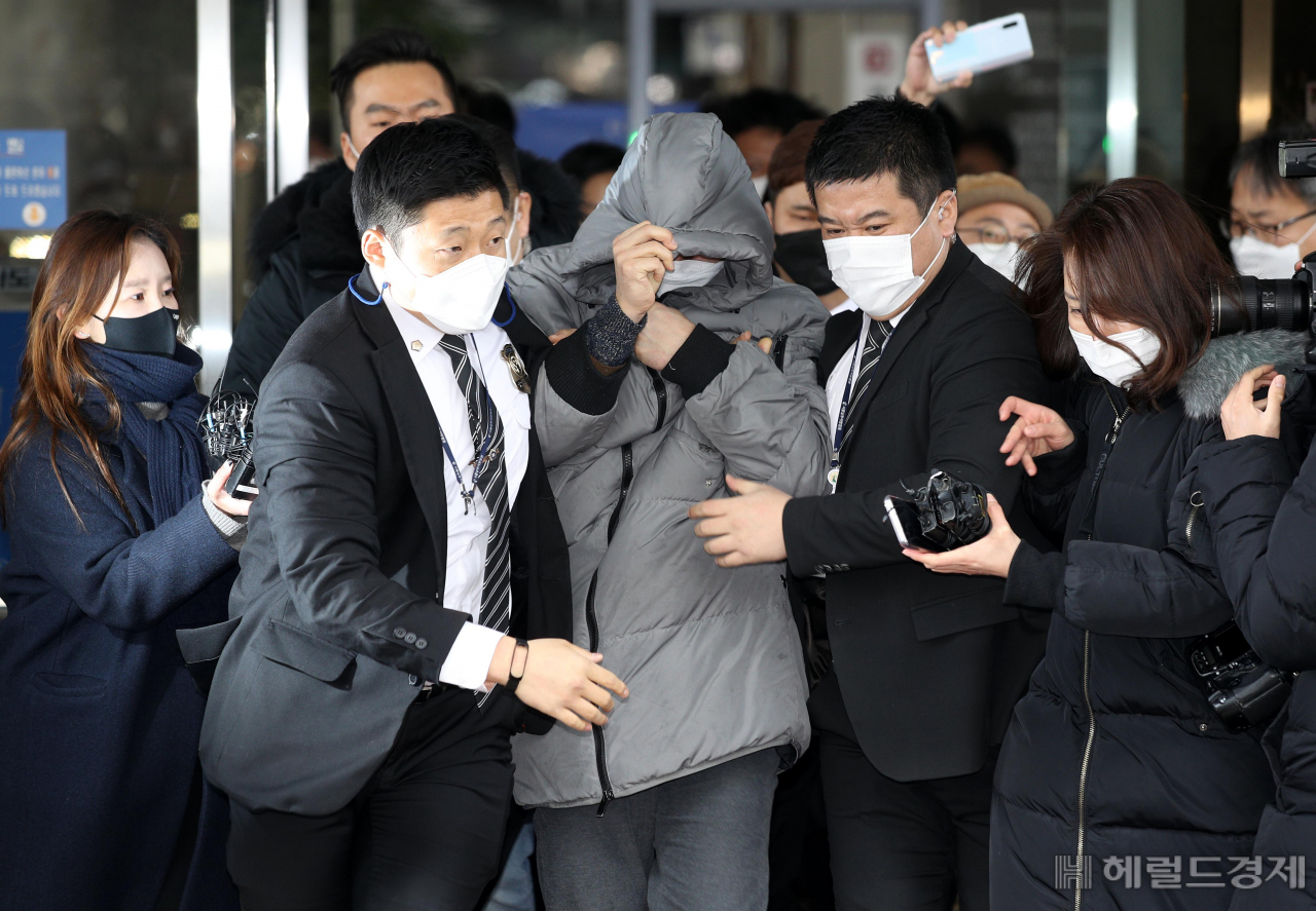 정인양을 입양한 후 수개월간 학대해 사망에 이르게 한 혐의를 받는 양부 안모씨가 지난 13일 서울 양천구 서울남부지방법원에서 열린 아동복지법위반(아동유기‧방임) 등 첫 공판을 마치고 법원 청사를 빠져나가고 있다.