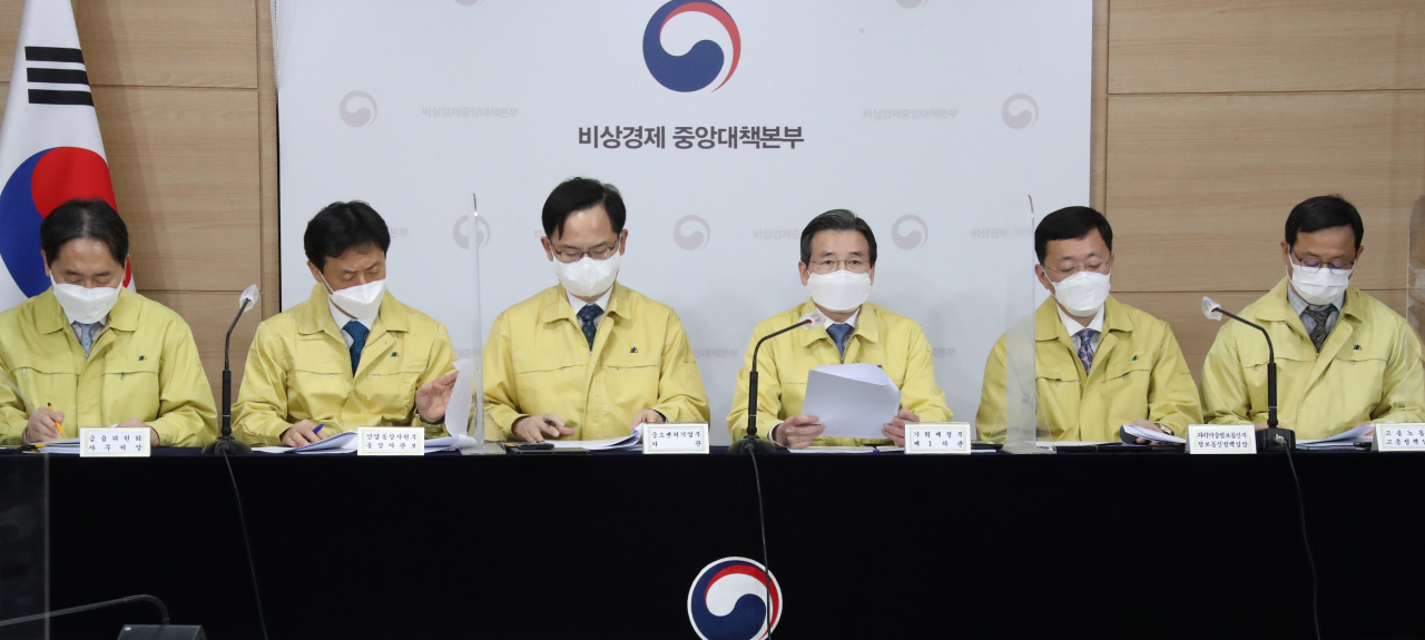 김용범 기획재정부 제1차관(오른쪽 세 번째)과 강성천 중소벤처기업부 차관(왼쪽 세 번째) 등이 13일 정부서울청사에서 열린 제26차 비상경제 중대본 회의 겸 제9차 한국판 뉴딜 관계 장관회의를 마친 후 브리핑하고 있다. ［연합］