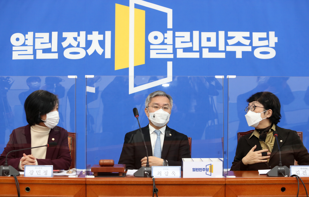 열린민주당 신임 원내대표에 강민정 최고위원이 선출됐다. 지난 11월 강민정(왼쪽) 최고위원이 최강욱 대표(가운데), 김진애 원내대표 등과 최고위원회의에서 대화하는 모습 [연합]