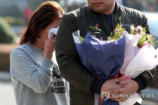 '약촌 오거리 살인사건' 피의자로 지목돼 억울한 옥살이를 한 최모 씨(오른쪽)가 2016년 광주고법에서 열린 재심에서 무죄를 선고받은 뒤 기자회견을 하는 모습. [연합]