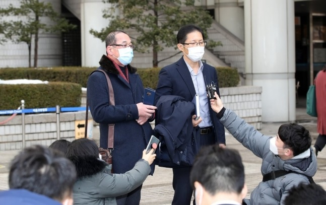 13일 약촌오거리 살인사건 국가배상책임이 인정되는 판결 직후 박준영 변호사(오른쪽)가 기자회견하고 있다. 왼쪽은 진범 검거에 결정적 역할을 한 황상민 전 군산경찰서 형사반장 [연합]
