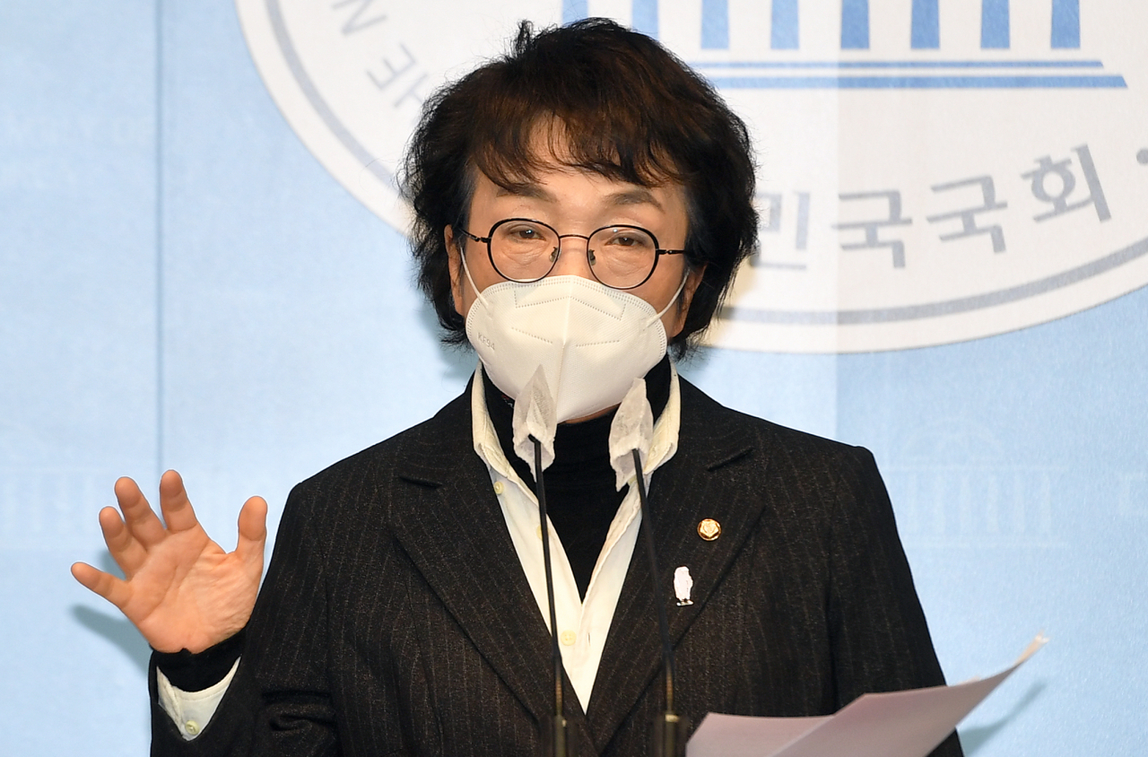 서울시장 보궐선거에 출사표를 던진 열린민주당 김진애 의원이 지난 12일 오전 서울 여의도 국회 소통관에서 1가구 1주택 법안 논란에 대해 민주당에 정책 토론을 제안하는 기자회견을 하고 있다. [연합]