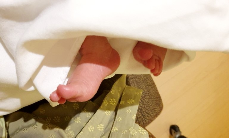 은별 씨가 2020년 2월 산부인과 수유실에서 찍은 쥬니의 발가락. 산모를 제외한 가족들의 면회가 차단되면서 가족들에게 매일 아이 사진과 동영상을 전송했다. 보통 사진 30장, 영상은 5~6개씩 남겼다. [남은별 씨 제공]