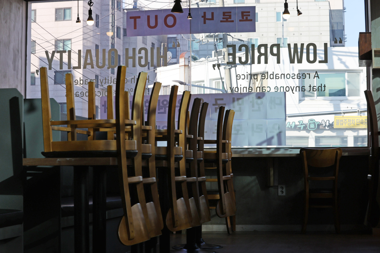 Chairs are stacked up at a cafe in Gwanak, Seoul. Indoor services are prohibited at all cafes nationwide. (Yonhap)