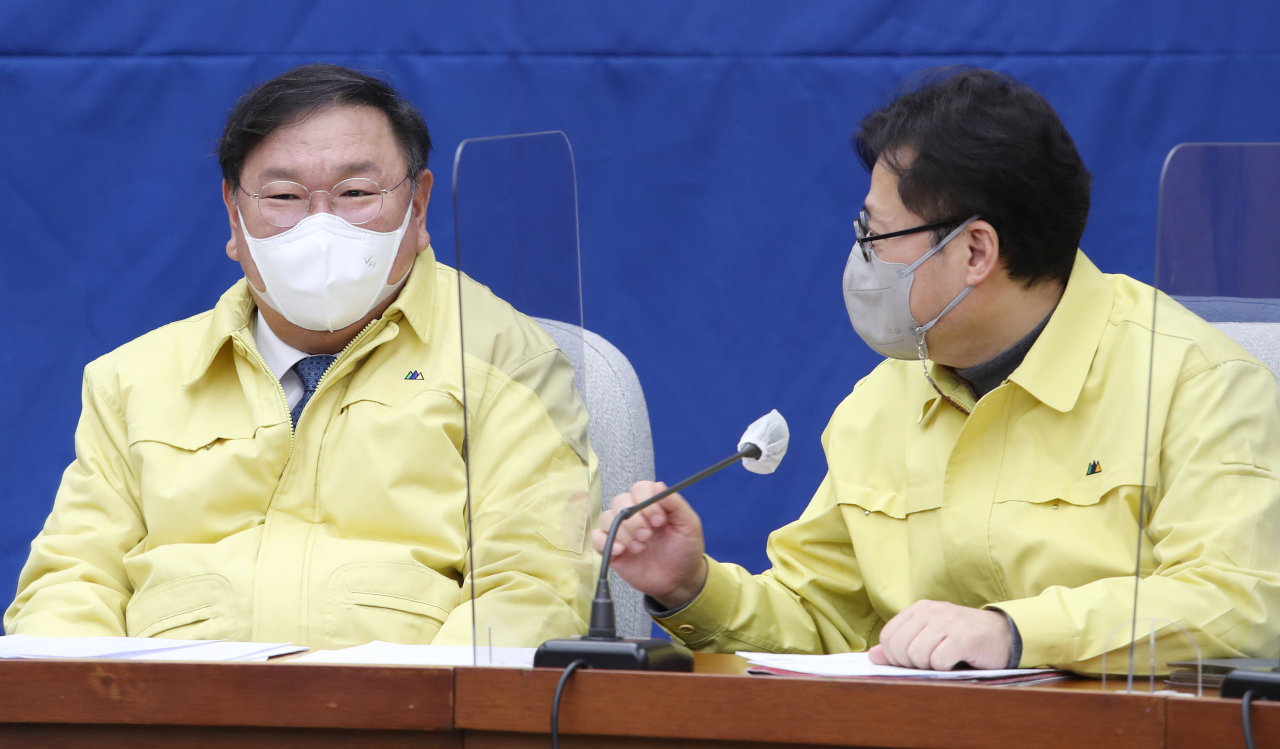 더불어민주당 김태년 원내대표(왼쪽)와 홍익표 정책위의장. [연합]