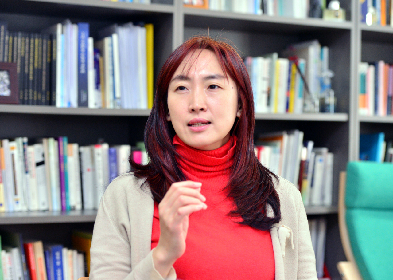 이승윤 청년정책조정위원회 민간 부위원장(중앙대 교수)은 청년들의 학력수준은 더 높아졌지만 저성장 시대를 맞아 일자리는 줄고 비정규직 등이 늘어나면서 청년들의 노동시장 진입이 지체되는 것이 가장 큰 문제라고 했다. 박현구 기자/phk@heraldcorp.com