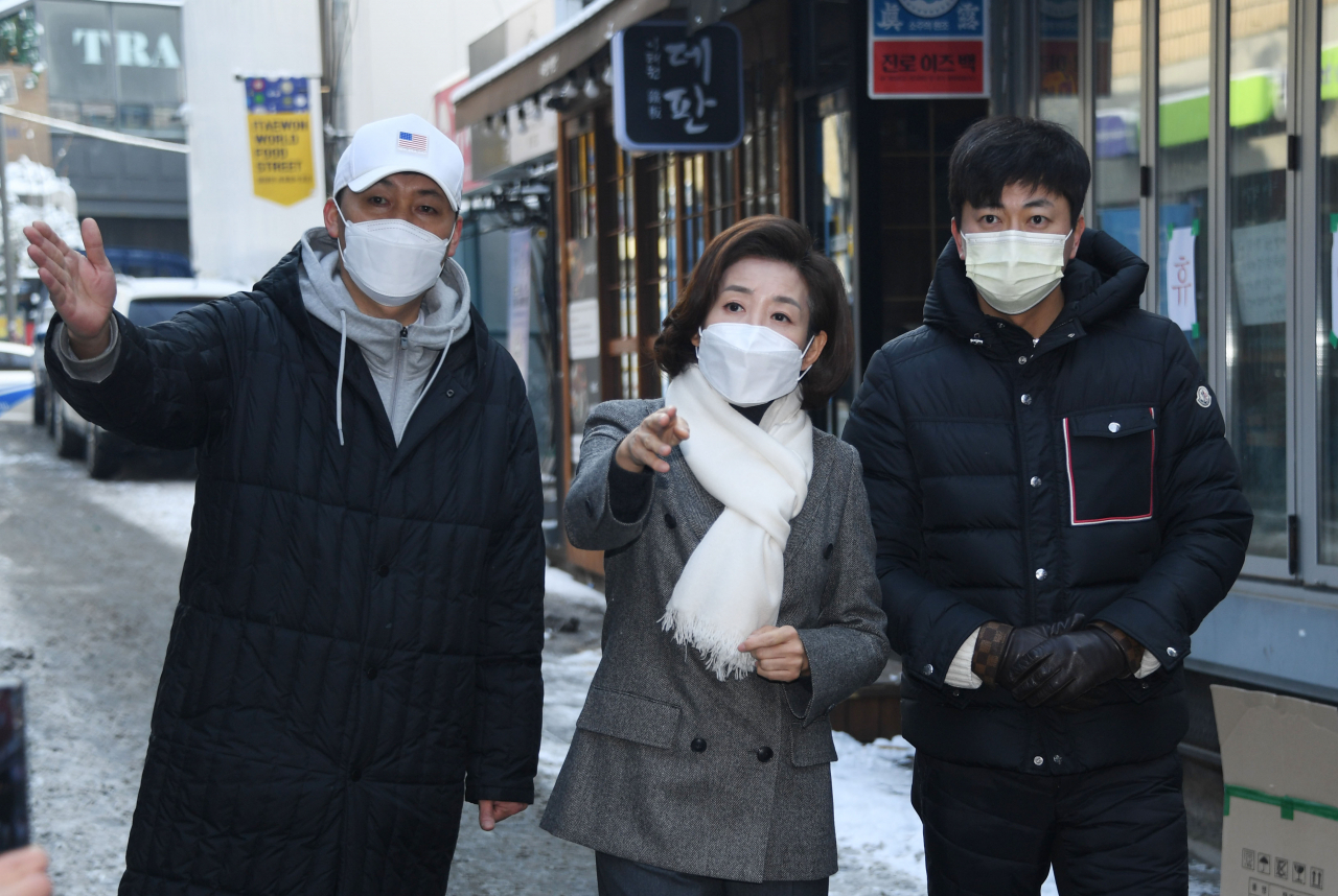 나경원 국민의힘 전 의원이 13일 서울 용산구 이태원동 먹자골목 인근에서 서울시장 보궐선거 출마 선언에 앞서 신종 코로나바이러스 감염증(코로나19) 사태로 어려움을 겪고 있는 청년 상인들과 대화하고 있다. [연합]
