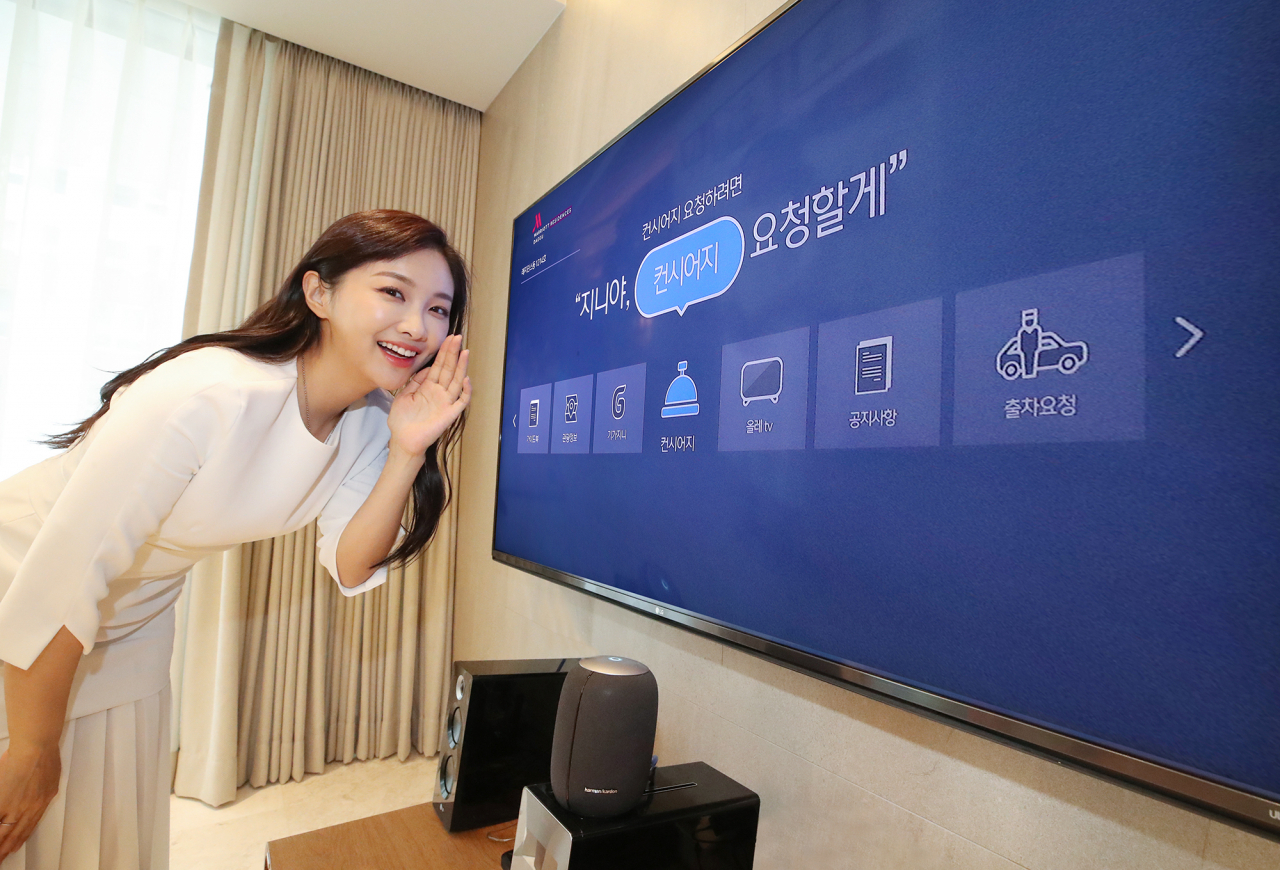 KT모델이 대구 메리어트호텔&레지던스에 적용된 KT AI 호텔 서비스를 사용하고 있다. [KT제공]