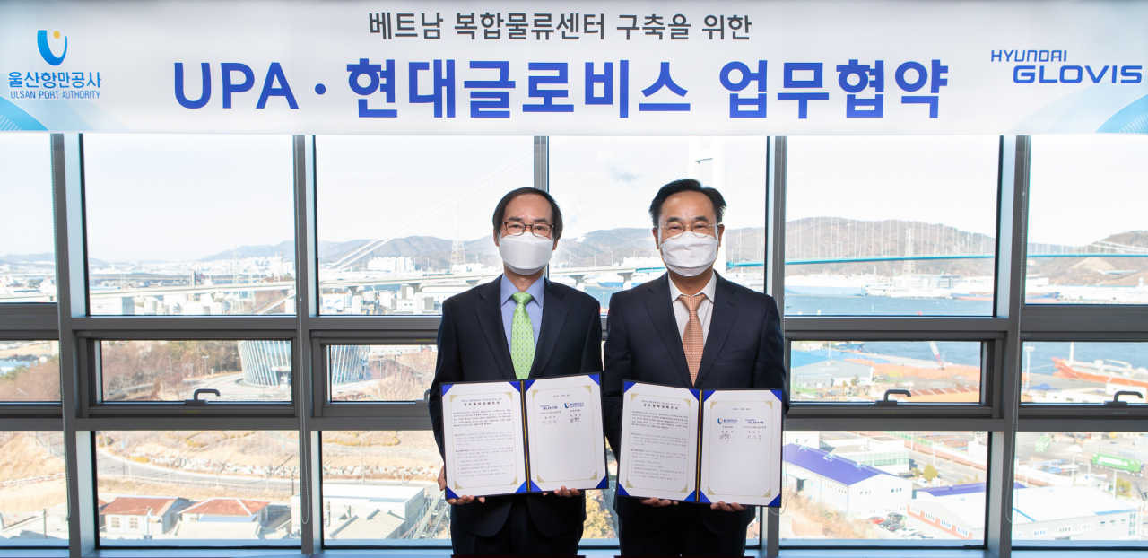정진우 현대글로비스 스마트이노베이션본부장(오른쪽)과 정창규 울산항만공사 운영본부장이 울산광역시 남구에 위치한 UPA 본사에서 협약 체결 후 기념촬영을 하고 있다. [현대글로비스 제공]