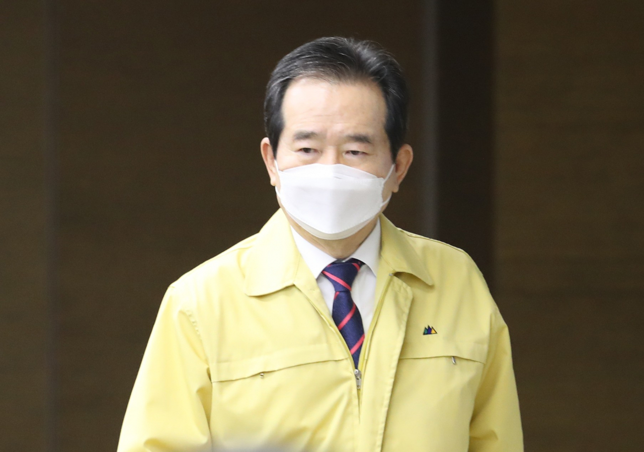 정세균 국무총리가 14일 오전 정부세종청사에서 열린 코로나19 대응 중앙재난안전대책본부 회의에 참석하고 있다. 정 총리는 오늘로 취임 1년을 맞았다. ［연합］